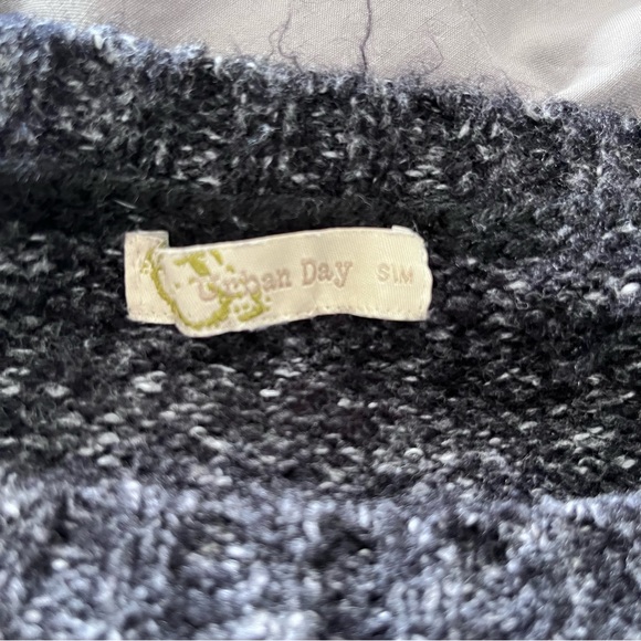 LAST CHANCE Oversized Colourblock Grey/White Sweater - Picture 3 of 3